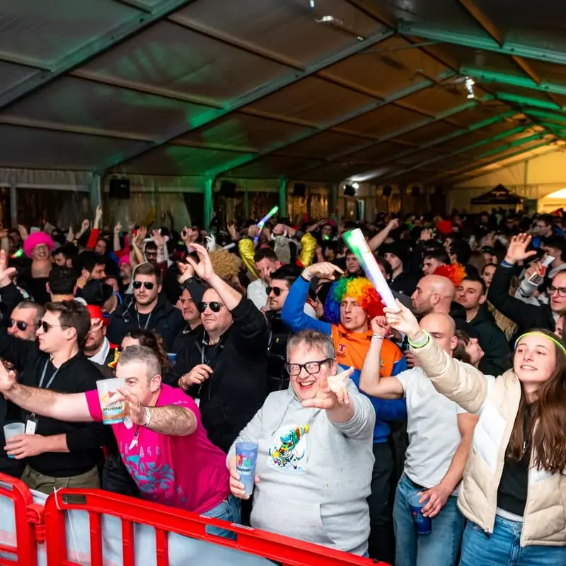 Il pubblico del Limonando con le mani alzate