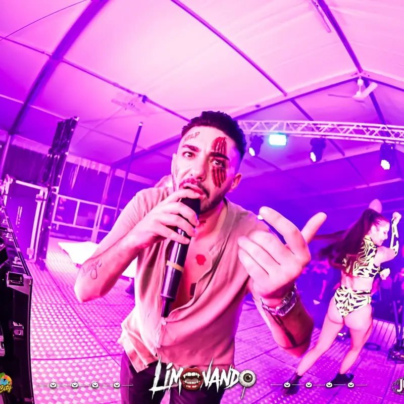 Vocalist e ballerina del Limonando sul palco