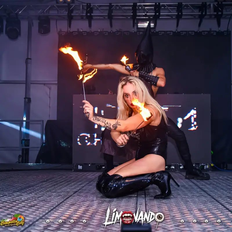Performer con fuoco al Limonando