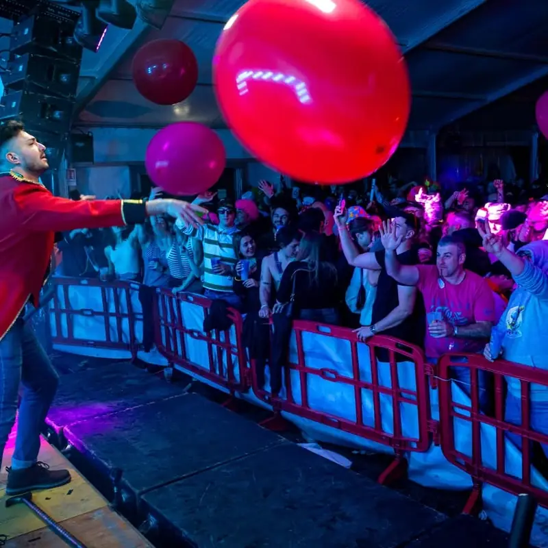 Animatore tra i palloncini e il pubblico del Limonando