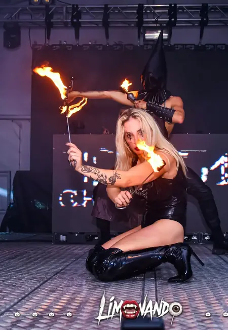 Performer del Limonando con ventagli di fuoco sul palco