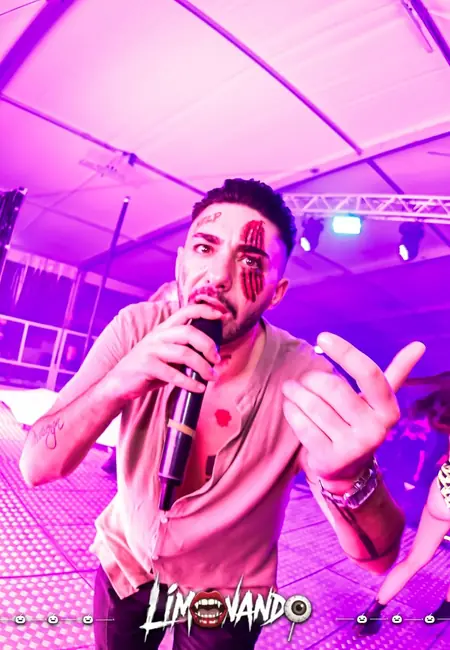 Il vocalist del Limonando canta tra il pubblico