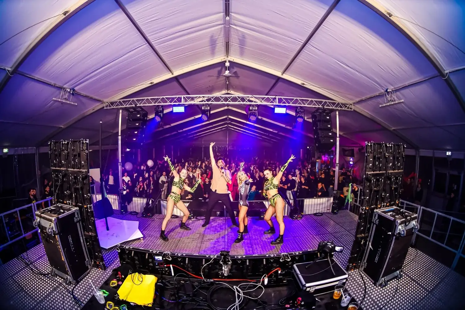 Il palco del Limonando con ballerine, DJ e pubblico sotto il tendone